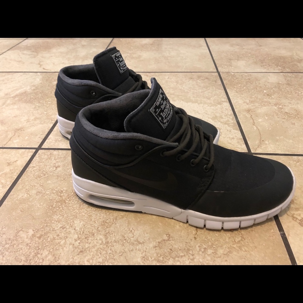 Men’s size 7.5 Janoski Air Max Mid